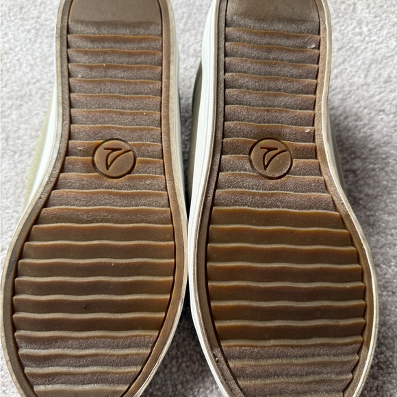 Brand new Sperry Olive Green Canvas Sneakers size 8 women - Picture 2 of 3